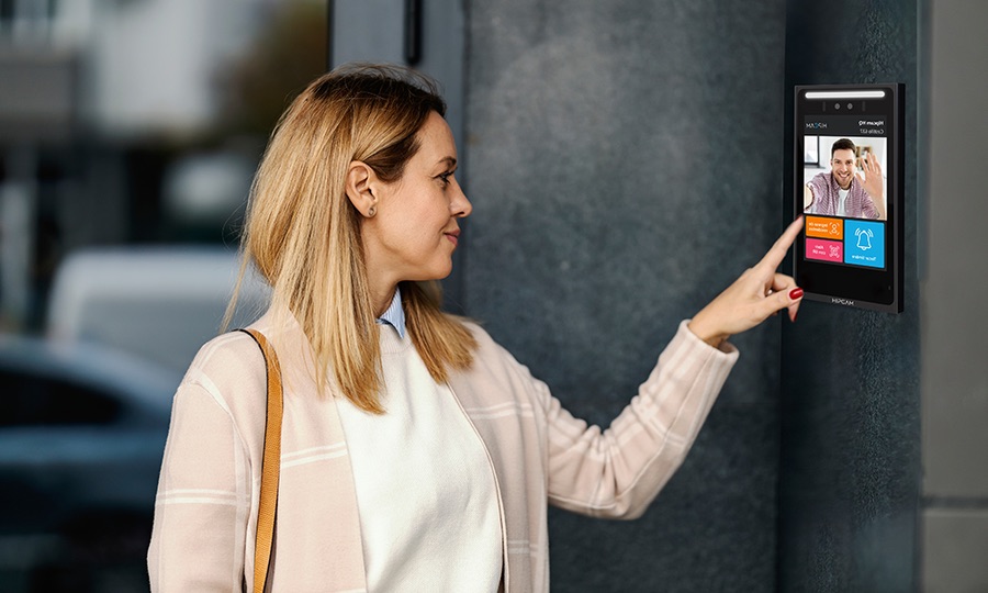 Residente abre con HIPCAM Video Doorbell Concierge en el lobby