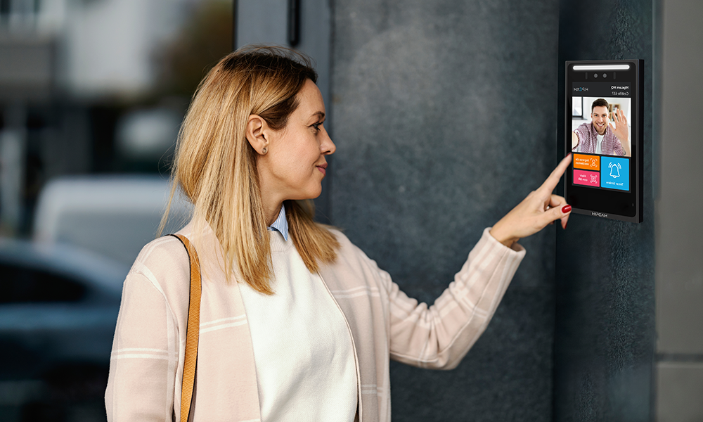 Residente abre con HIPCAM Video Doorbell Concierge en el lobby
