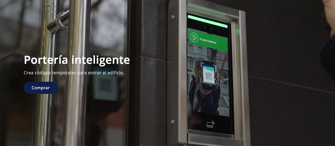 Visitante valida acceso ante portería HIPCAM con código QR